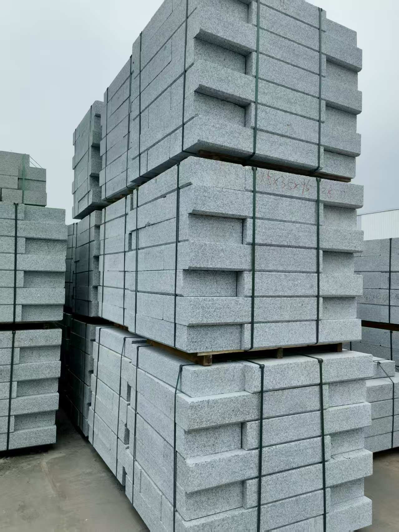 梅州 路沿石，板板正正的路沿石