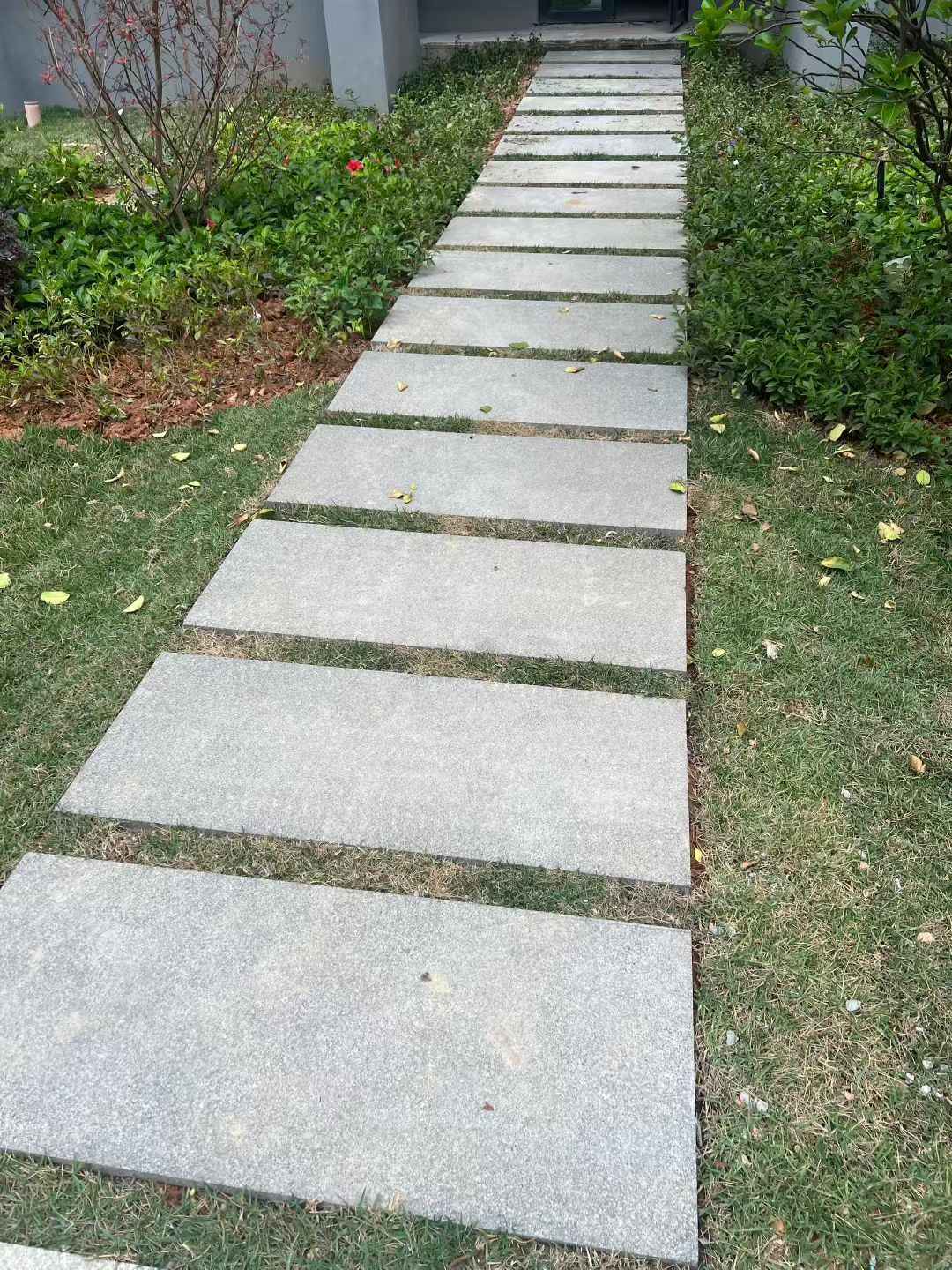 梅州 芝麻黑小区踏步、汀步石铺装效果