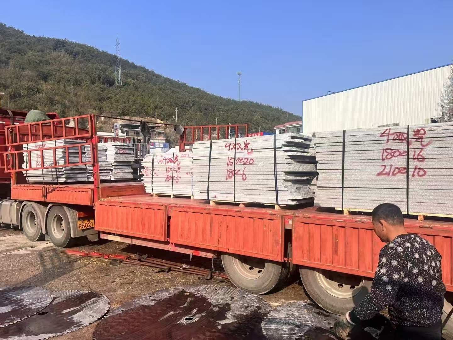 梅州 芝麻灰花岗岩光面毛板出货日常