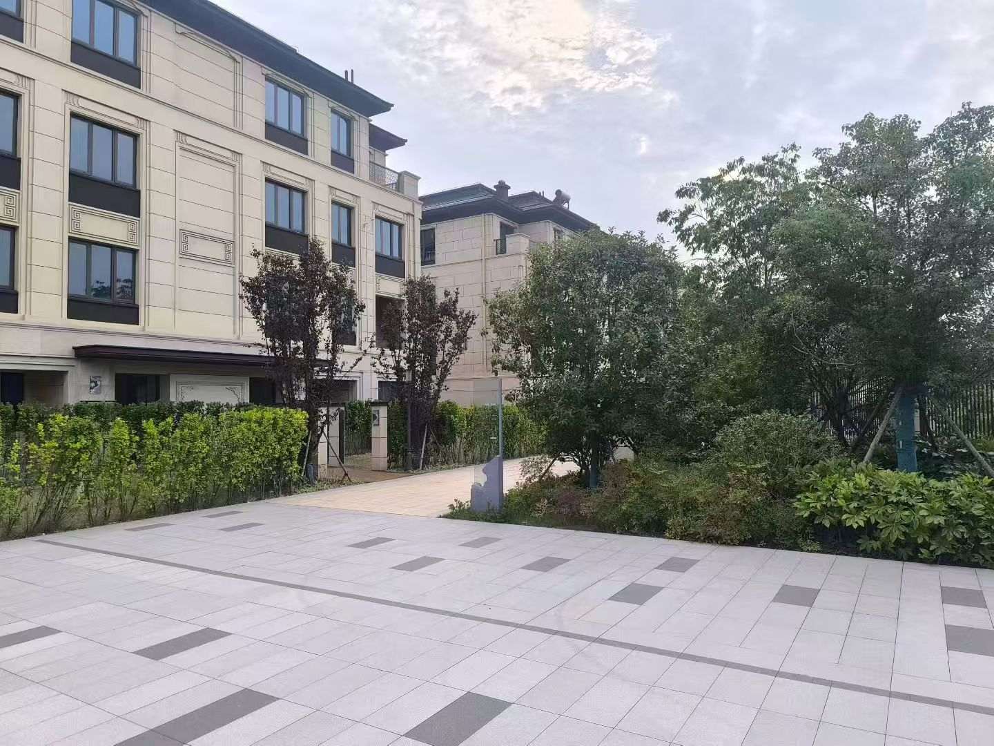 梅州 芝麻白与芝麻白搭配铺装，尺寸1200*600